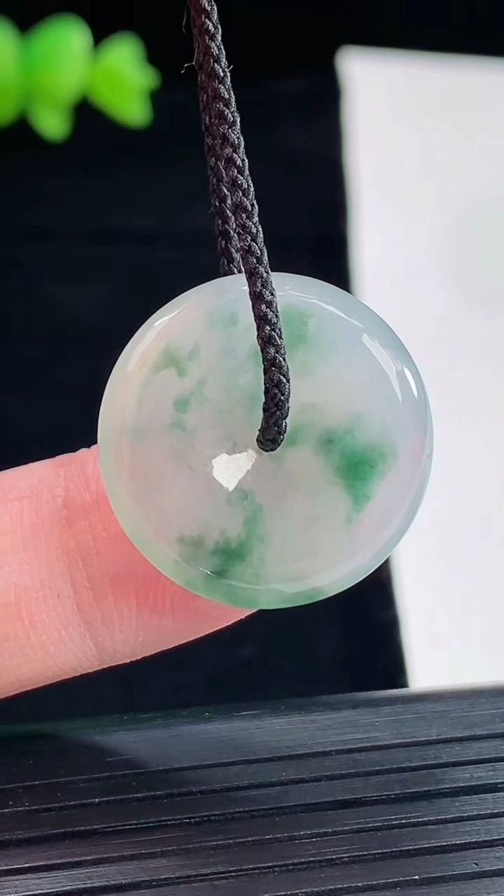 天然A货翡翠飘花平安扣吊坠，尺寸22-4.2重量:4.30g
5月10日