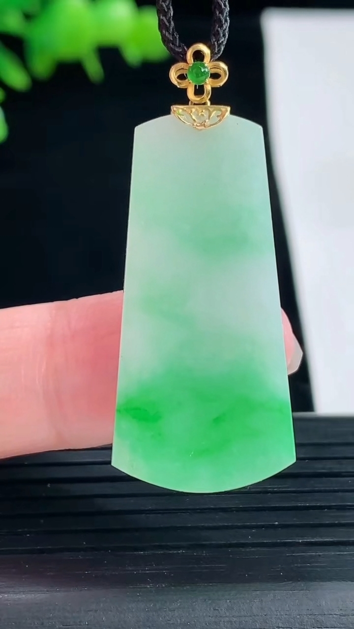 天然A货翡翠无事牌吊坠，尺寸36-17-3重量:4.76g
5月11日