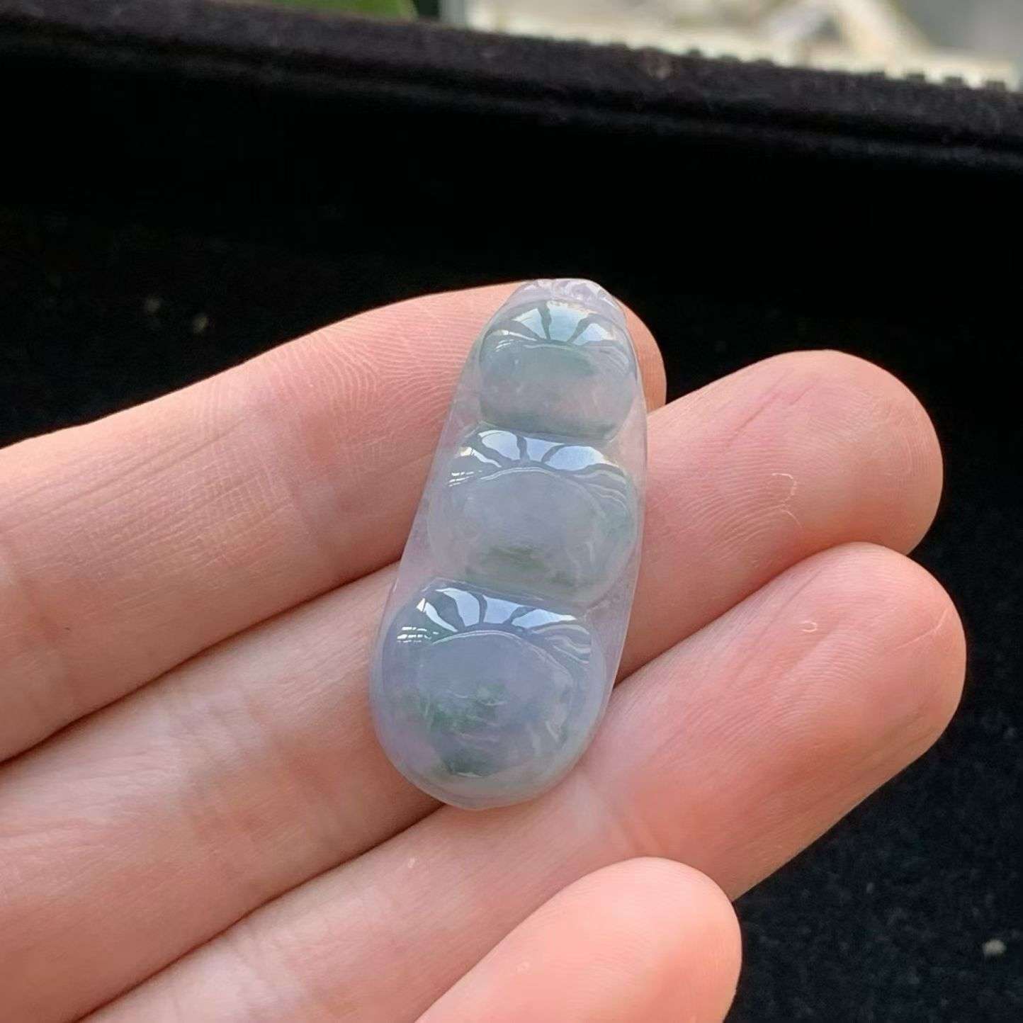 A货天然翡翠冰糯种飘花紫罗兰福豆吊坠重量5.64g
5月11日