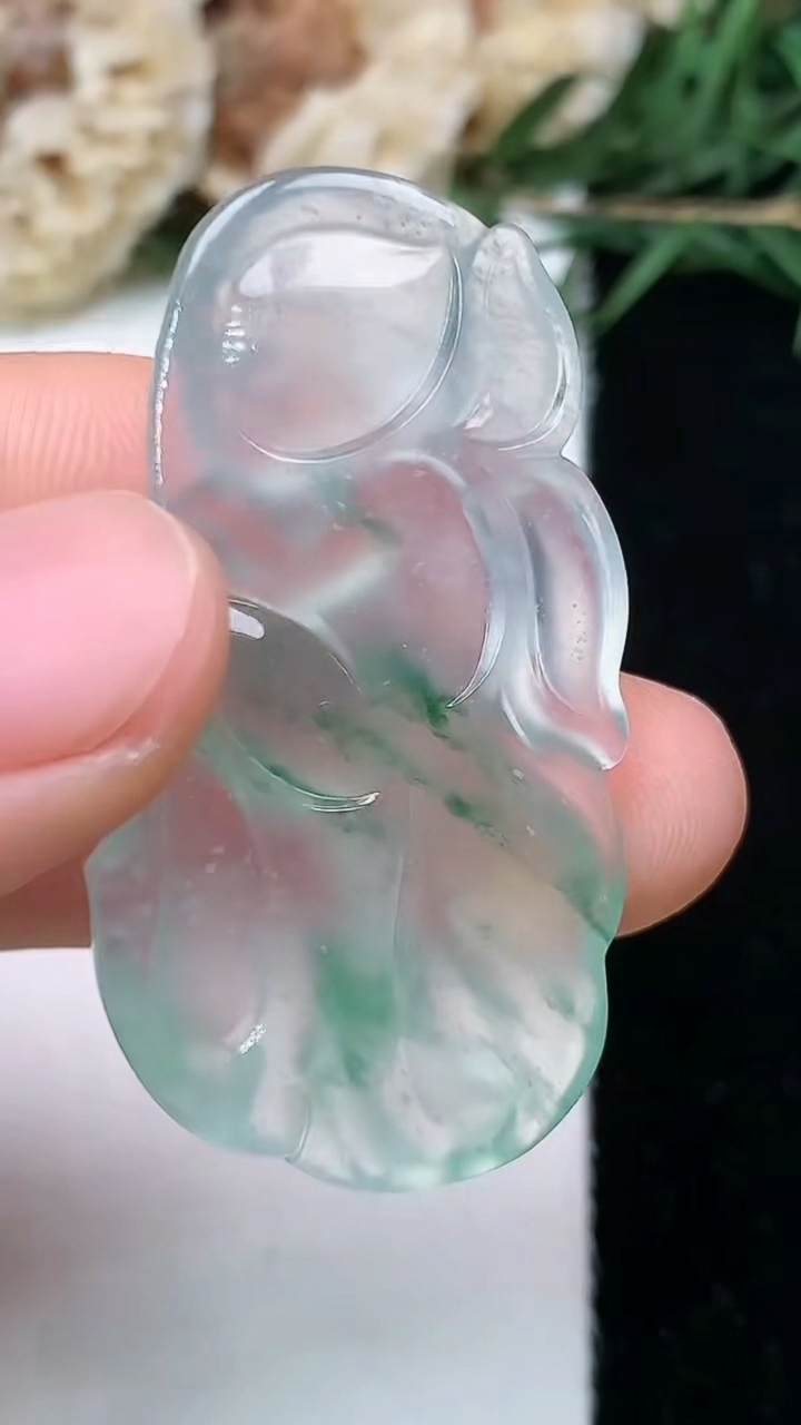 天然A货翡翠飘花花仙子吊坠，尺寸40.9-22.2-5.6，重量:9.59g
5月11日