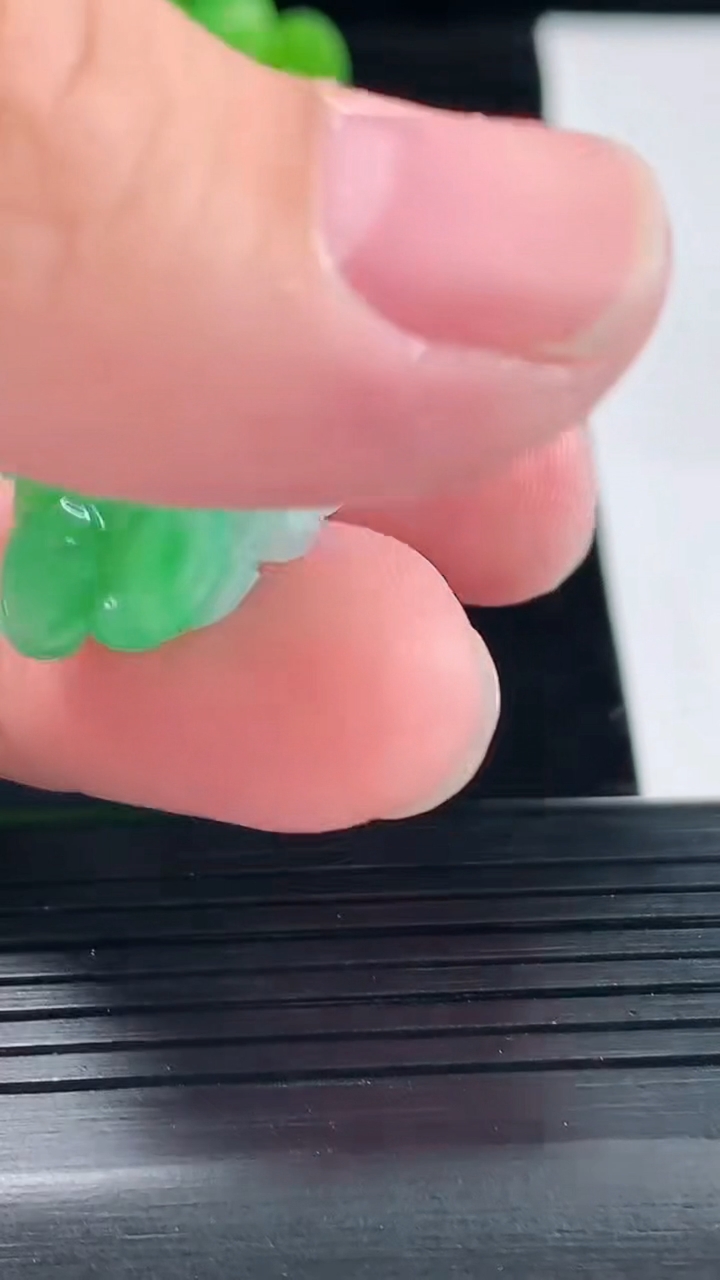 天然A货翡翠白菜吊坠，尺寸31-19.5-12.5重量:10.05g
5月11日
