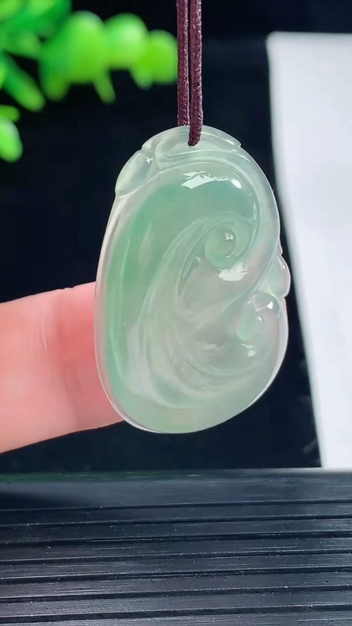 天然A货翡翠如意吊坠，尺寸33-21-4重量:5.45g
5月11日