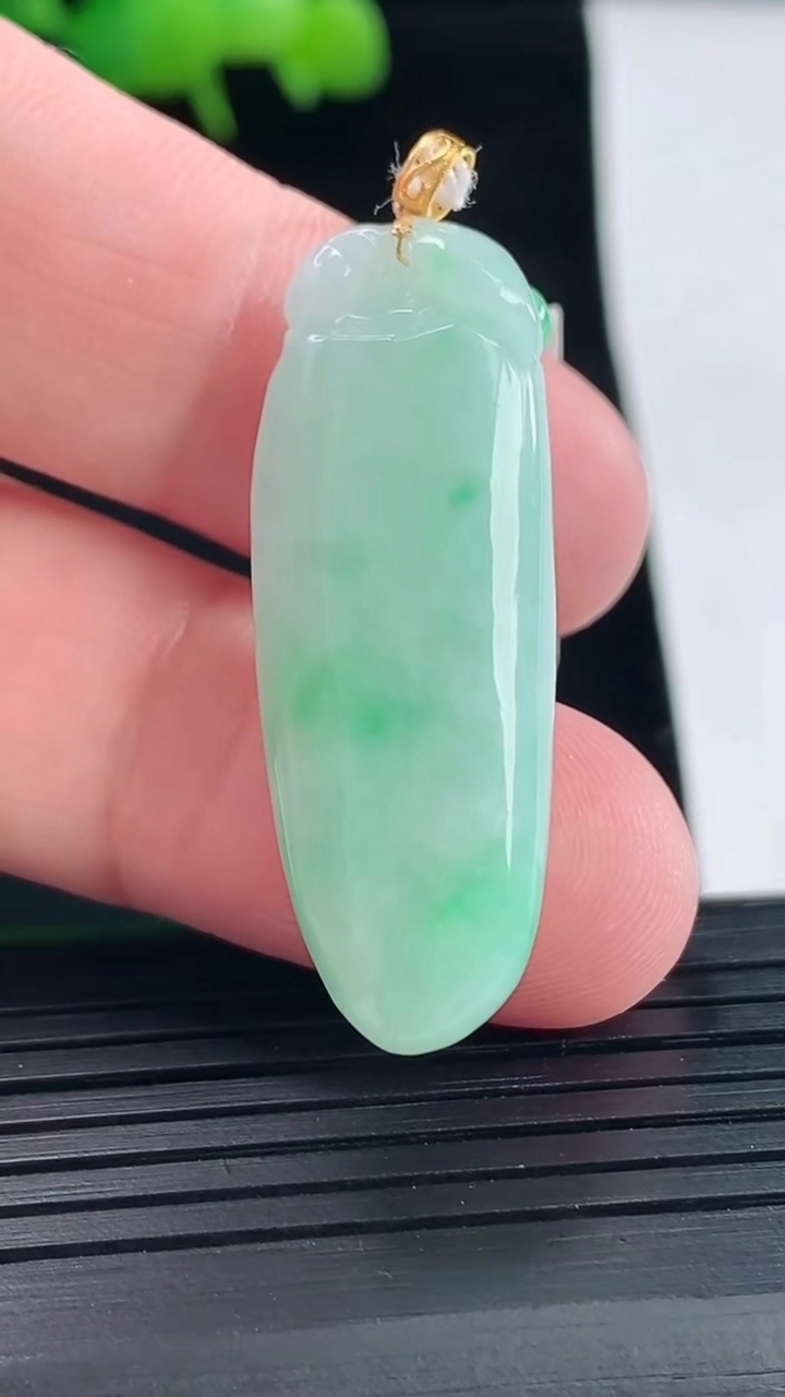 天然A货翡翠福瓜吊坠，尺寸37.6-14-10.8重量:10.91g
5月11日