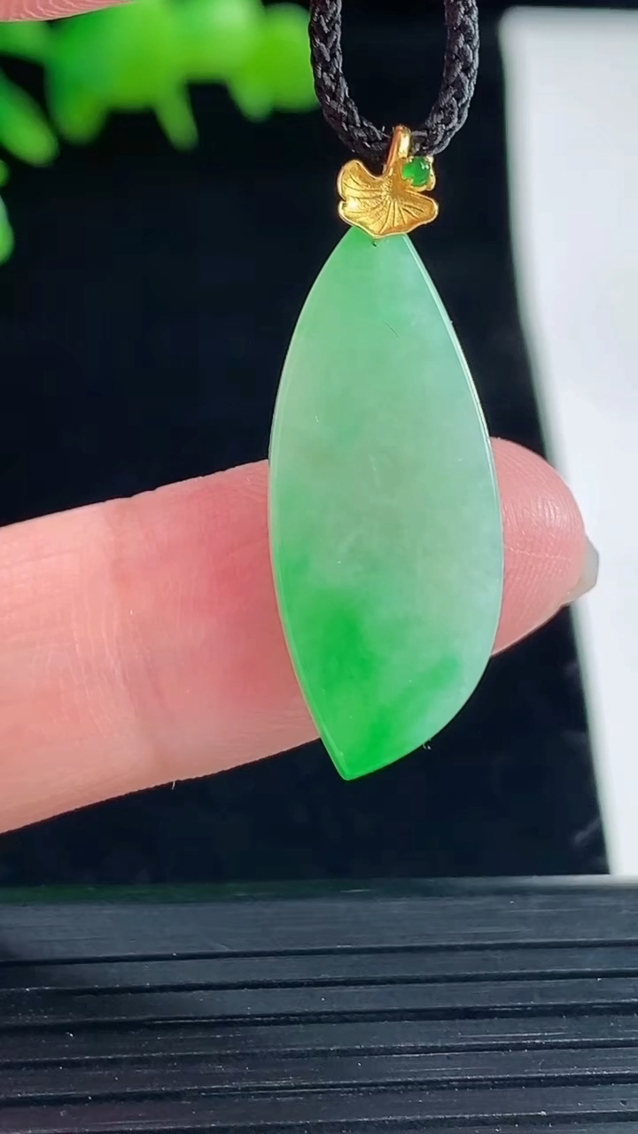 天然A货翡翠随形吊坠，尺寸24-11-2.8重量:2.04g
5月11日