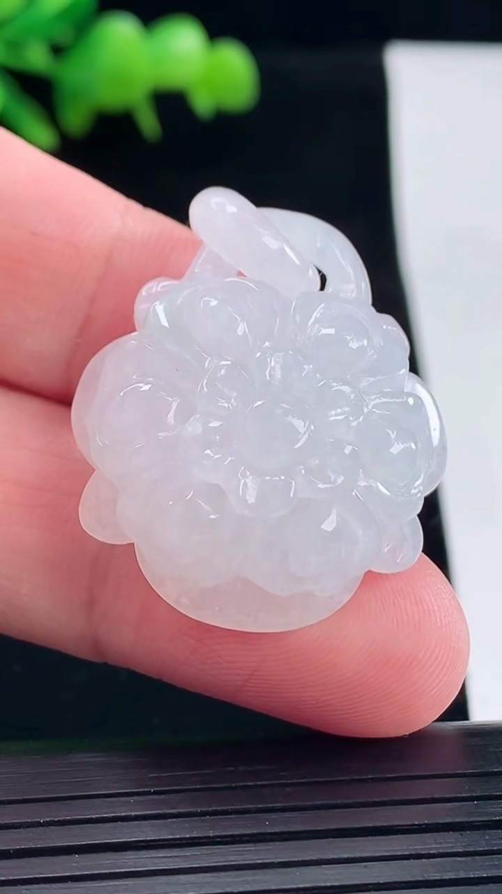 天然A货翡翠和和美美 荷花吊坠，尺寸33-28-12重量:16.20g
5月11日