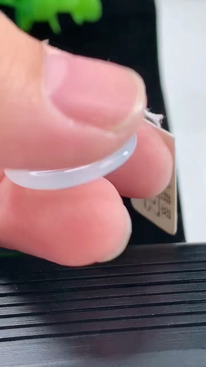 天然A货翡翠平安扣吊坠，尺寸22.6-3.5重量:4.29g
5月11日