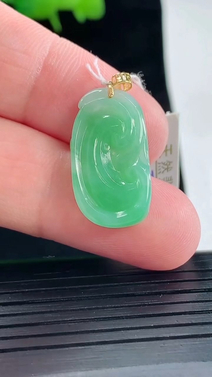 天然A货翡翠如意吊坠，尺寸23.6-13-5.5重量:2.83g
5月11日