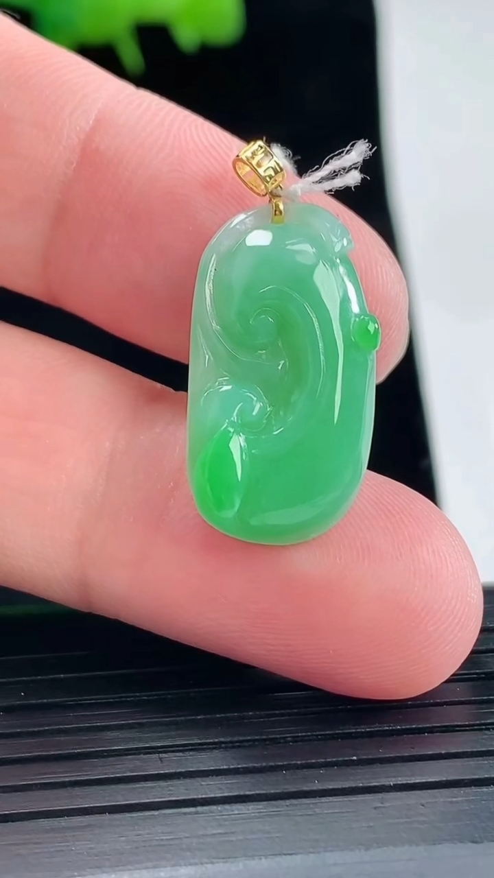 天然A货翡翠如意吊坠，尺寸23.6-13-5.5重量:2.83g
5月11日