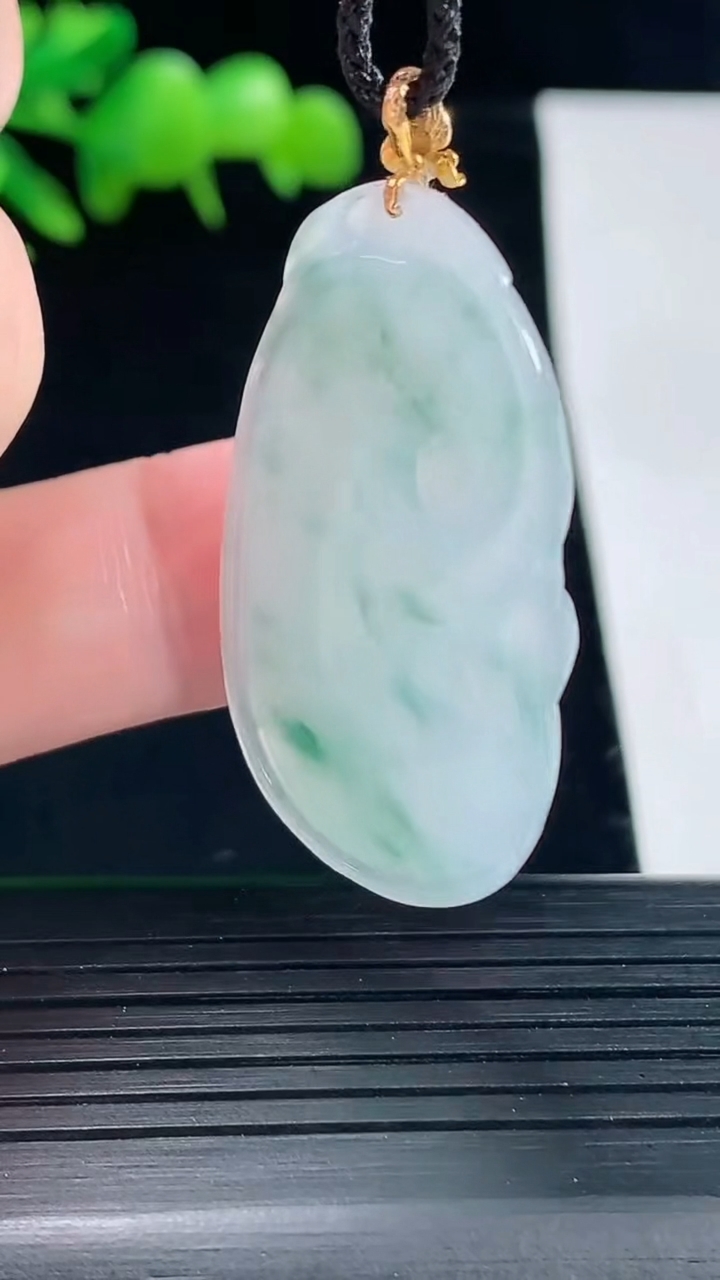 天然A货翡翠18k金飘花如意吊坠，尺寸38-23-5.5重量:8.75g
5月11日