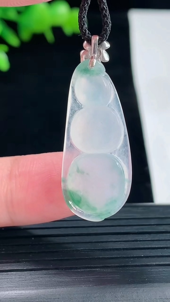 天然A货翡翠18k金飘花福豆吊坠，尺寸30-13.5-5重量:3.42g
5月11日