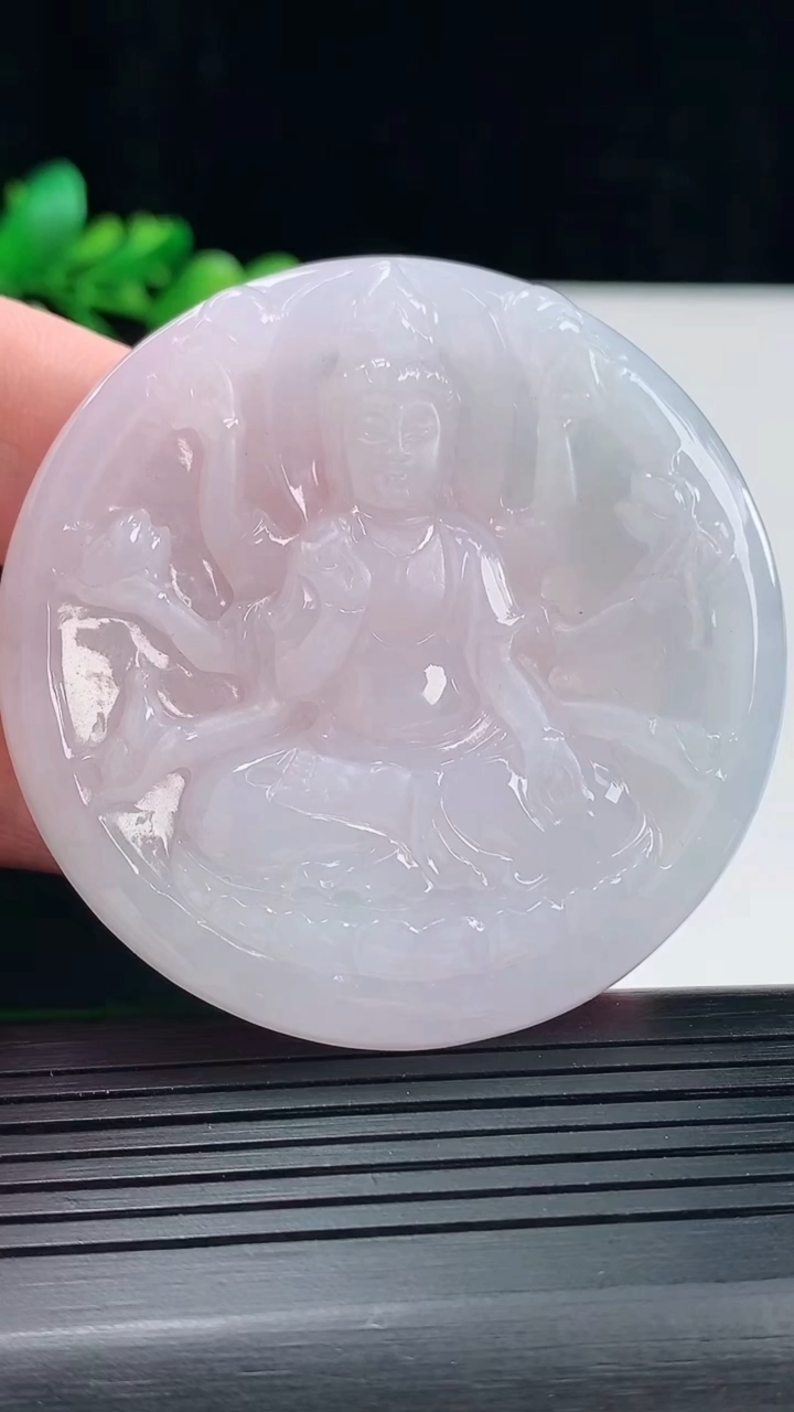 天然A货翡翠千手观音菩萨吊坠，尺寸56-6.3重量:38.09g
5月11日