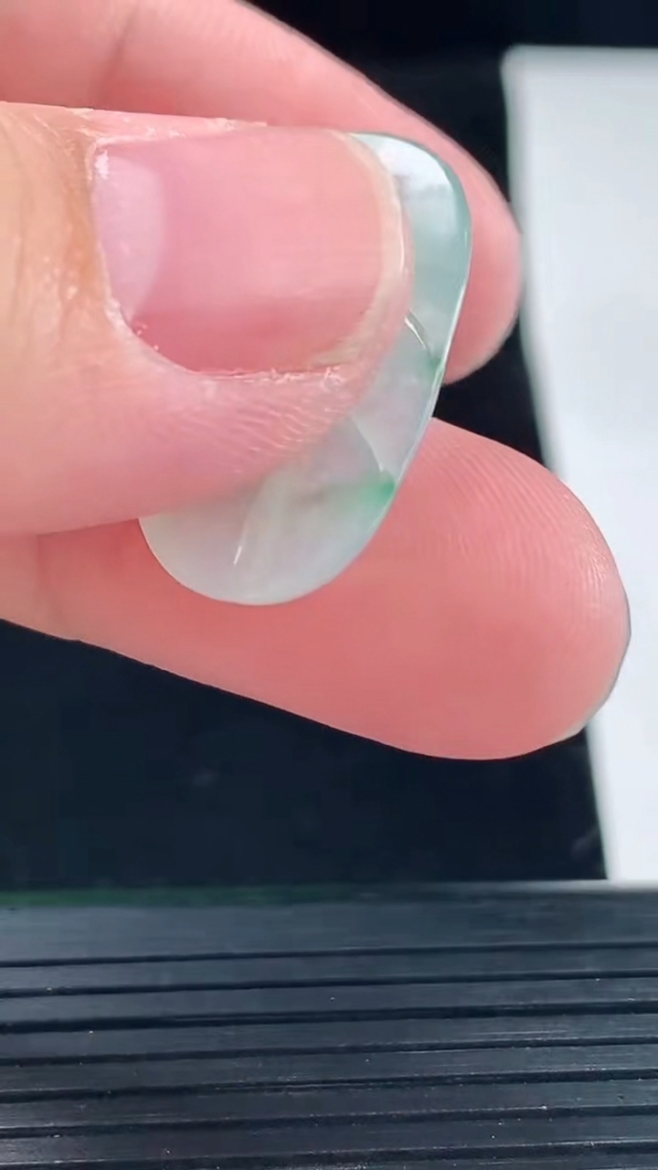 天然A货翡翠金枝玉叶 叶子吊坠，尺寸27-16-3重量:2.59g
5月11日
