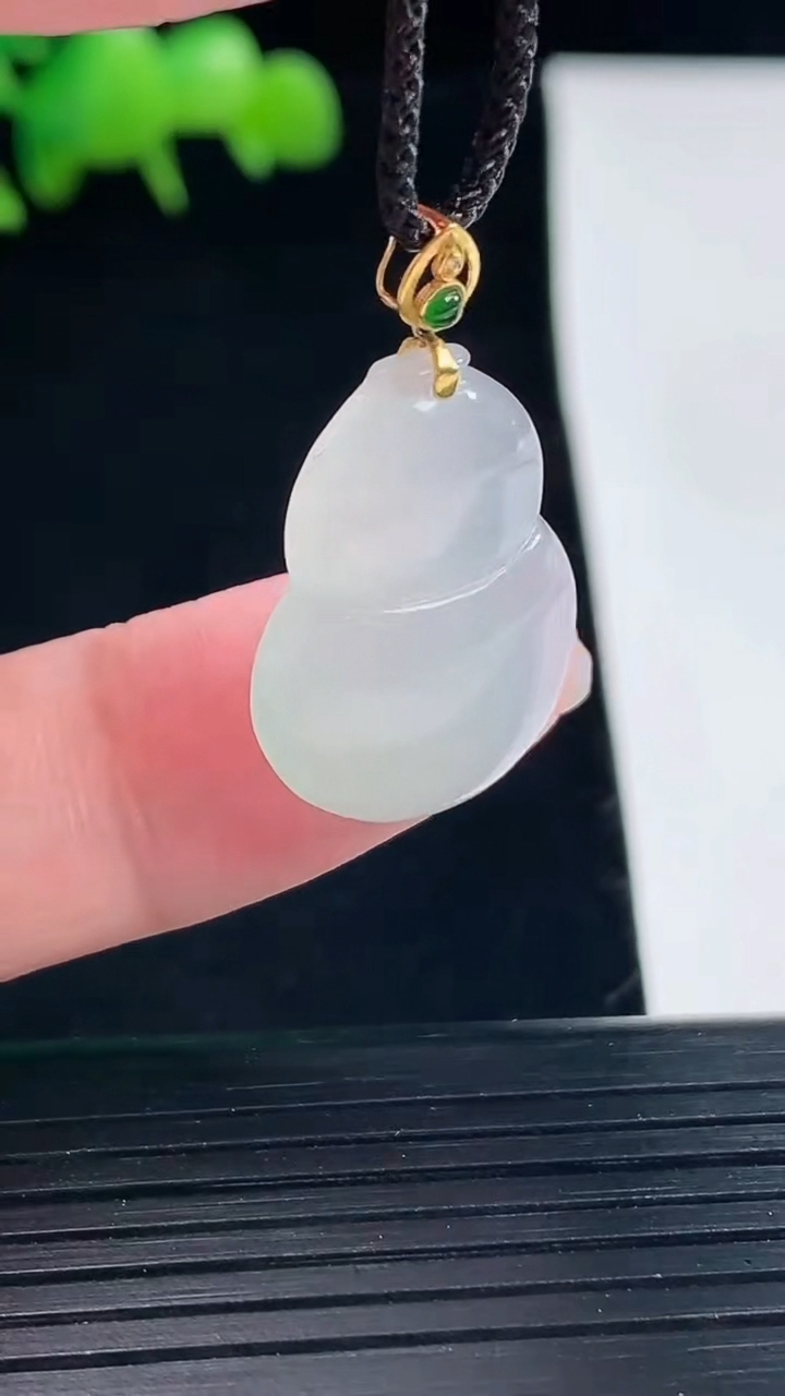 天然A货翡翠葫芦吊坠，尺寸23.6-17-5.5重量:3.60g
5月11日