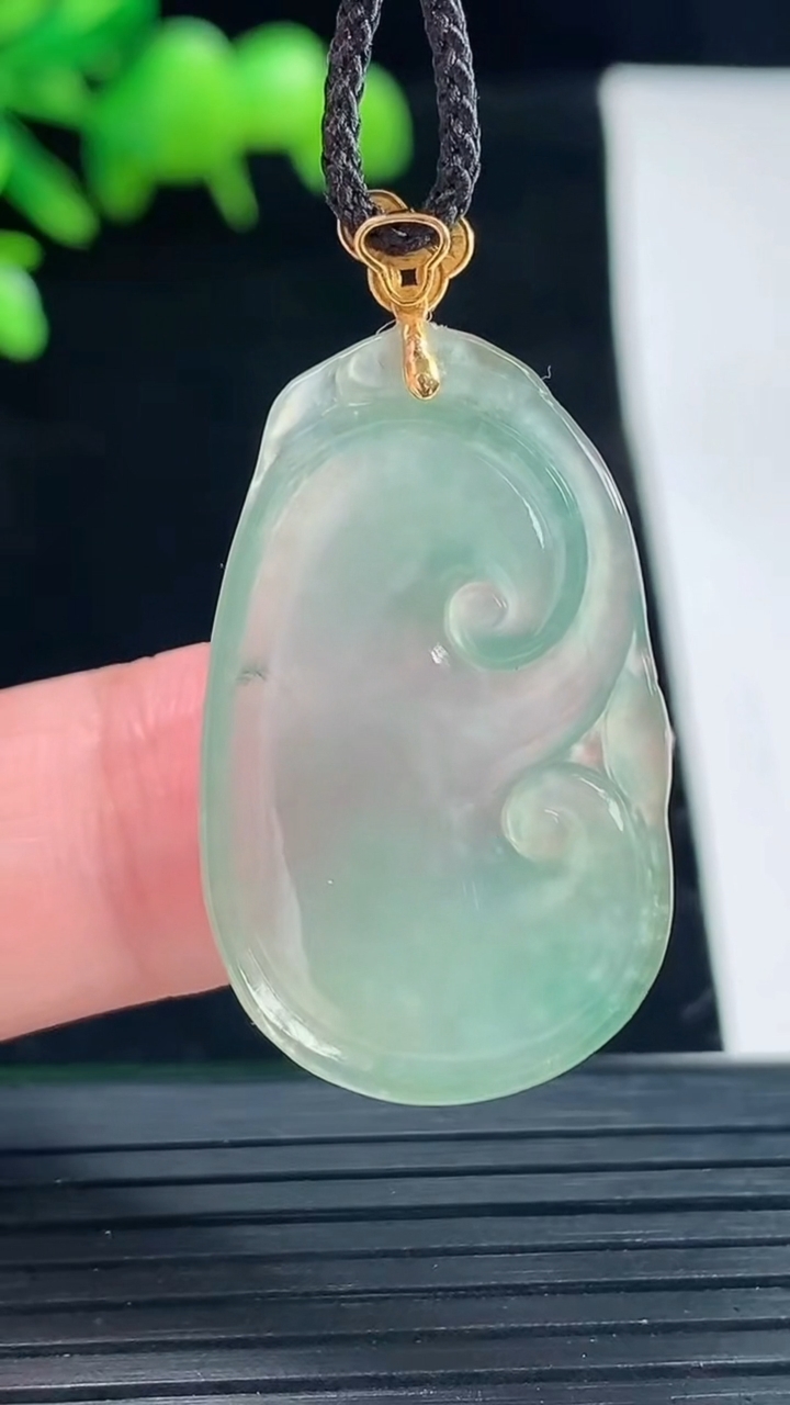 天然A货翡翠如意吊坠，尺寸30-19-4重量:4.66g
5月11日