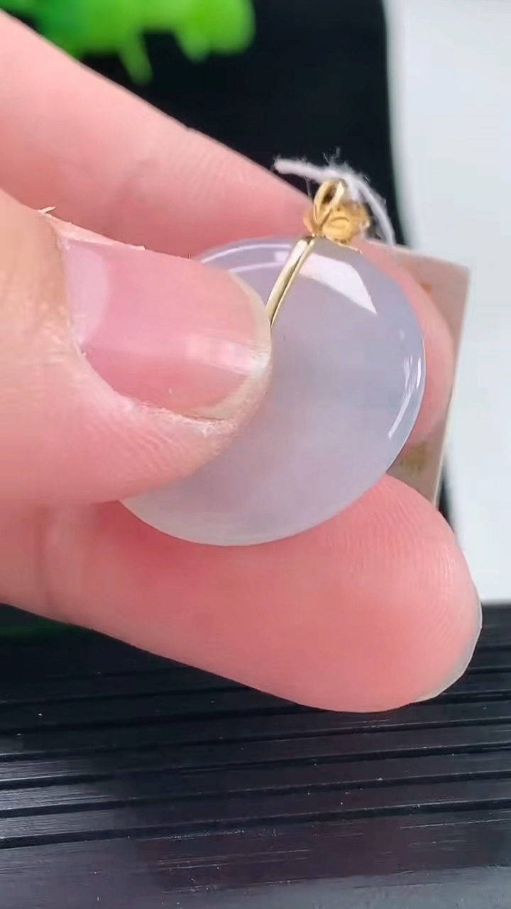 天然A货翡翠平安扣吊坠，尺寸22.6-3.5重量:4.29g
5月11日