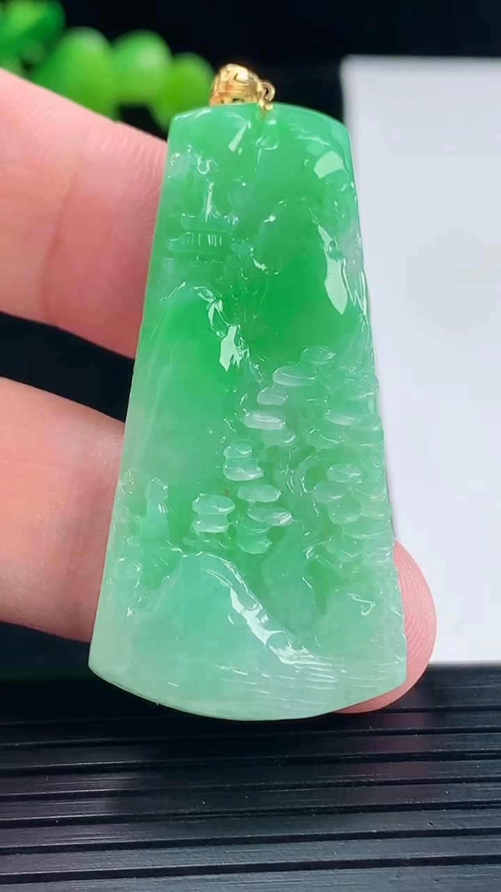 天然A货翡翠山水牌吊坠，尺寸47-23-4.5重量:11.61g
5月11日