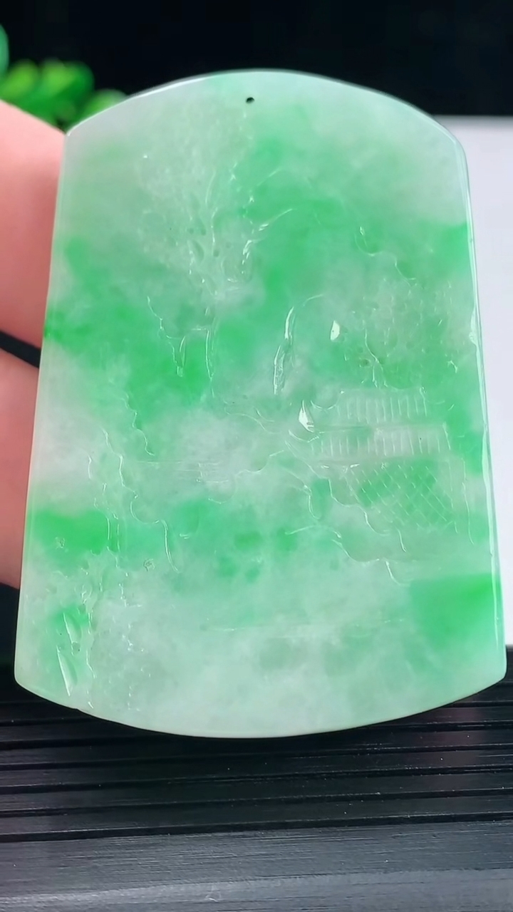 天然A货翡翠山水牌吊坠，尺寸57-39-5.5重量:29.76g
5月11日