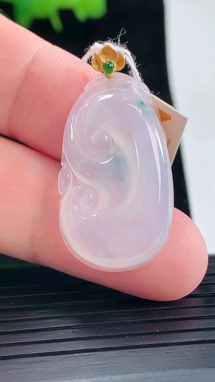 天然A货翡翠种飘花如意吊坠，尺寸30-18-3.8重量:4.06g
5月11日