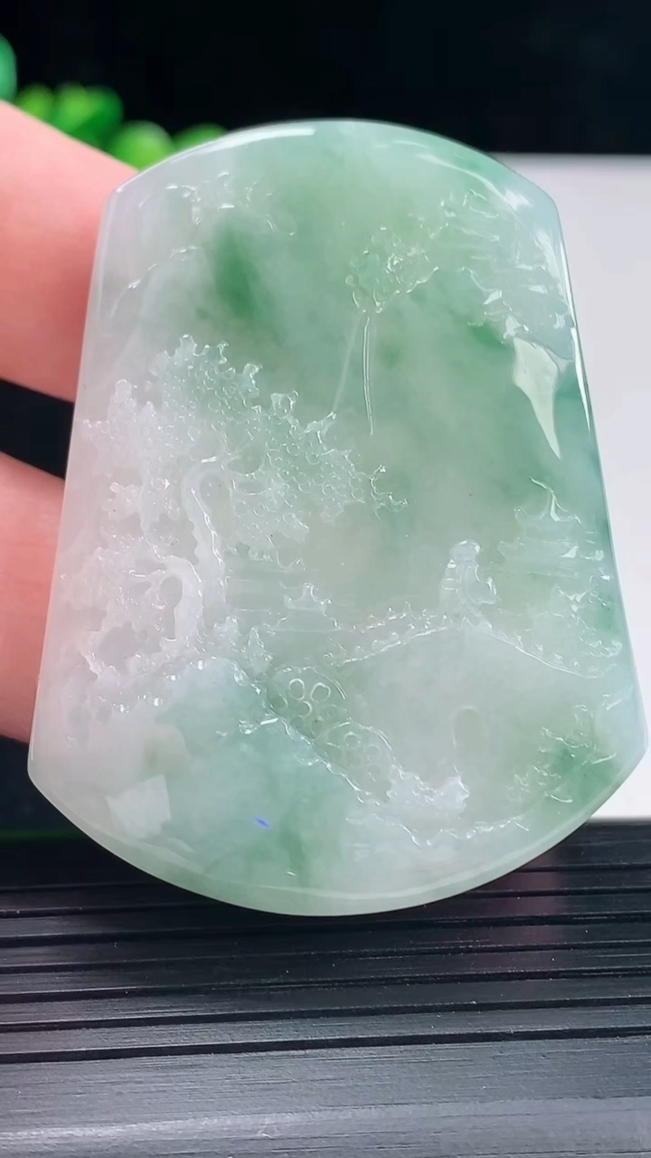天然A货翡翠牌吊坠，尺寸53.5-41.5-7重量:37.40g
5月11日