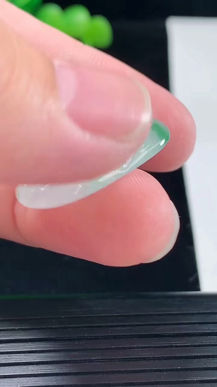 天然A货翡翠金枝玉叶 叶子吊坠，尺寸27-16-3重量:2.59g
5月11日