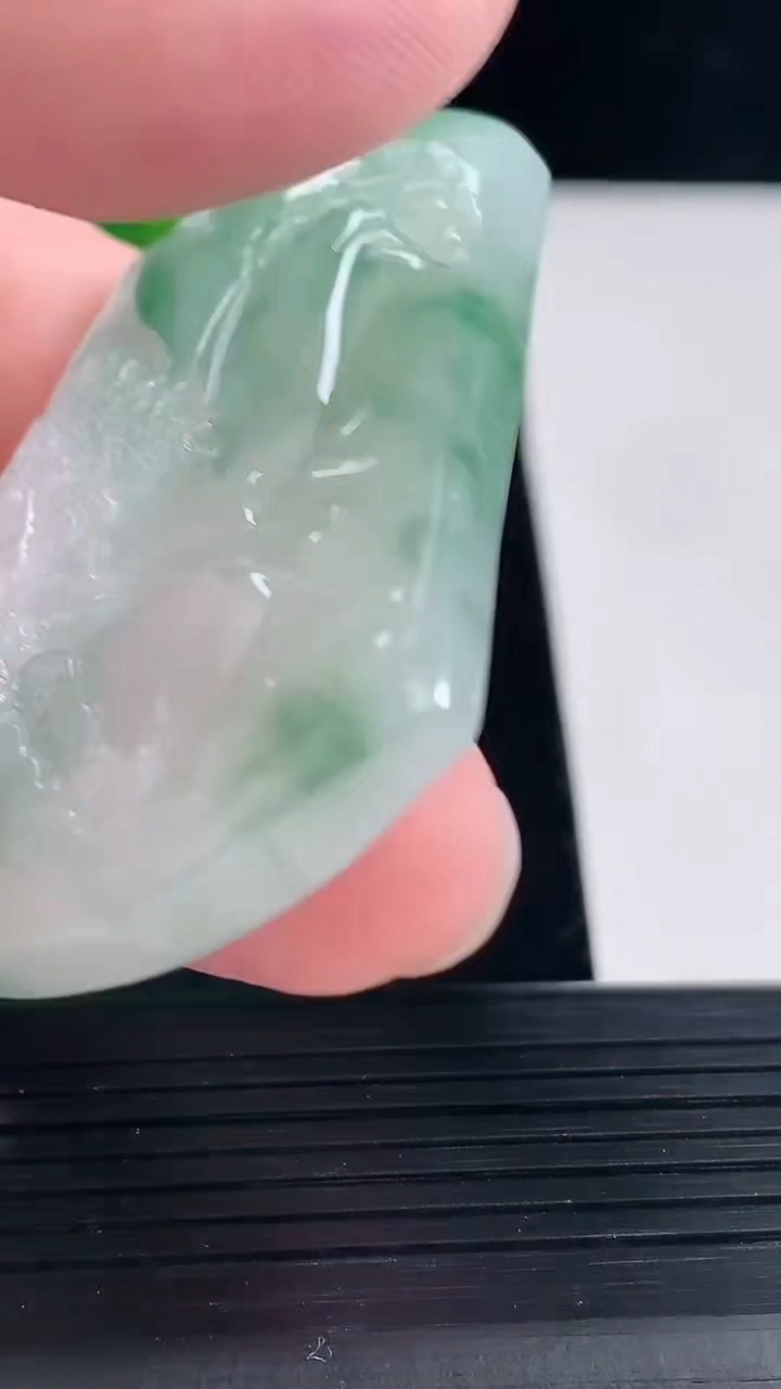 天然A货翡翠牌吊坠，尺寸53.5-41.5-7重量:37.40g
5月11日