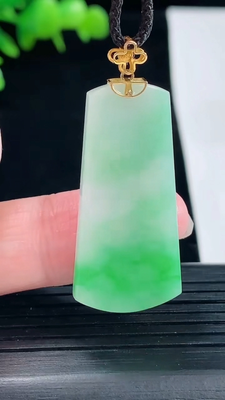 天然A货翡翠无事牌吊坠，尺寸36-17-3重量:4.76g
5月11日