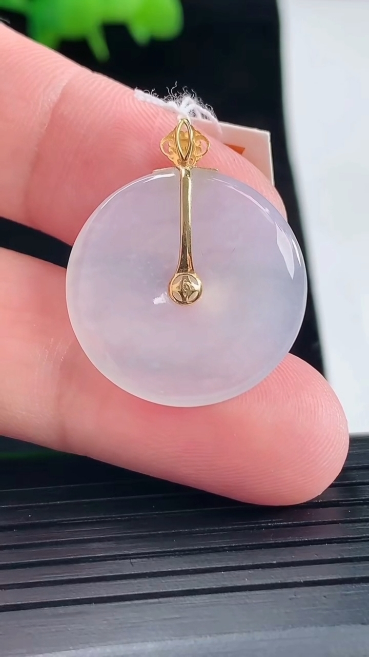 天然A货翡翠平安扣吊坠，尺寸22.6-3.5重量:4.29g
5月11日