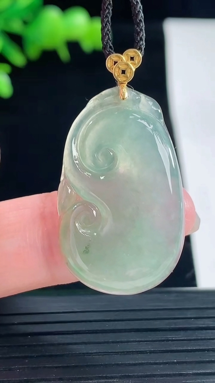 天然A货翡翠如意吊坠，尺寸30-19-4重量:4.66g
5月11日