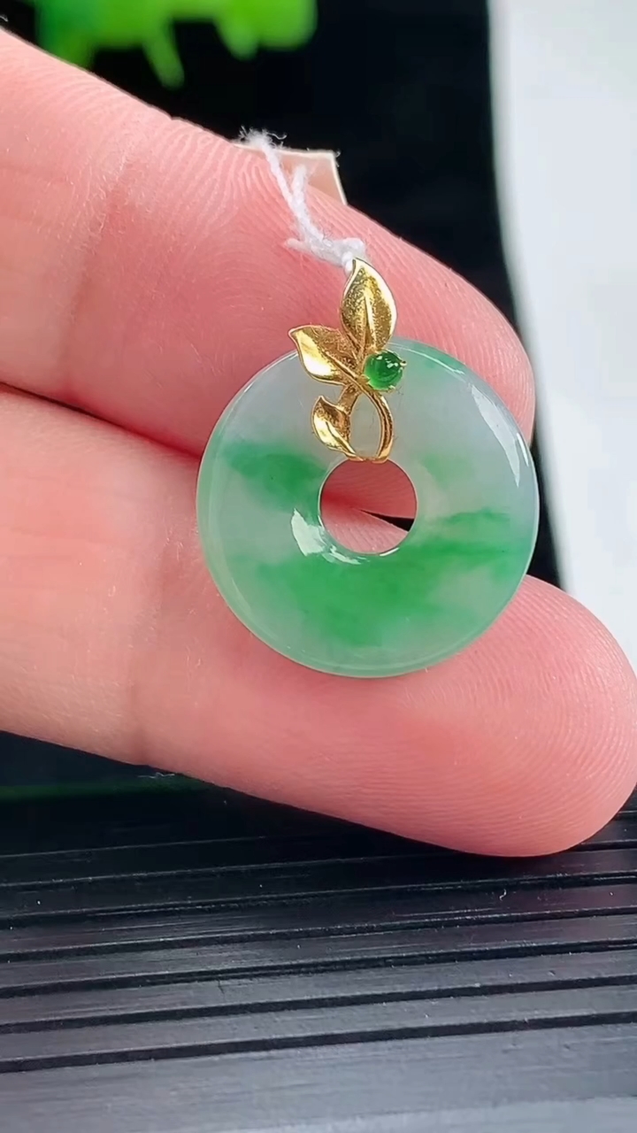 天然A货翡翠平安环吊坠，尺寸18-2.5重量:2.00g
5月11日