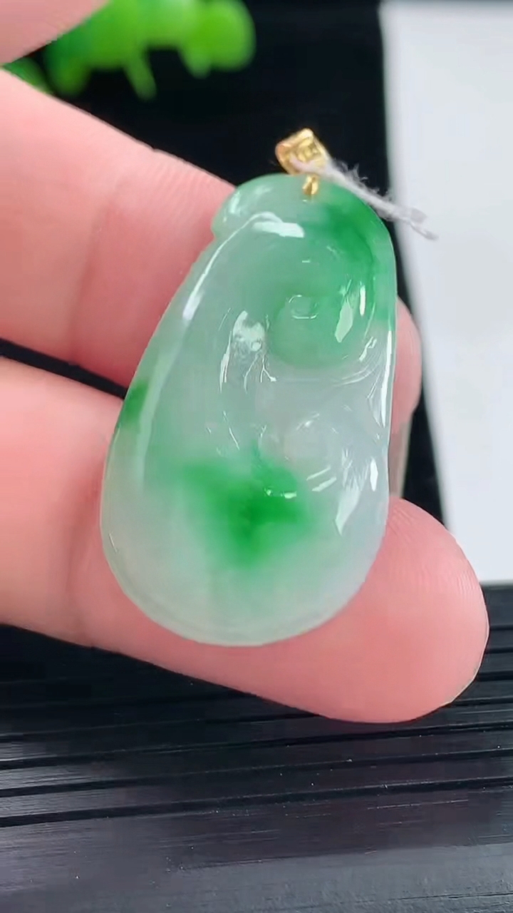 天然A货翡翠如意吊坠，尺寸36-19.5-5.2重量:6.53g
5月11日