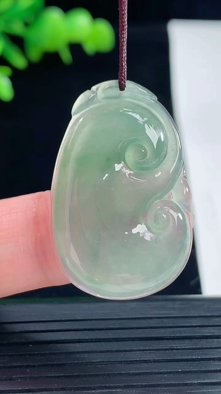 天然A货翡翠如意吊坠，尺寸33-21-4重量:5.45g
5月11日
