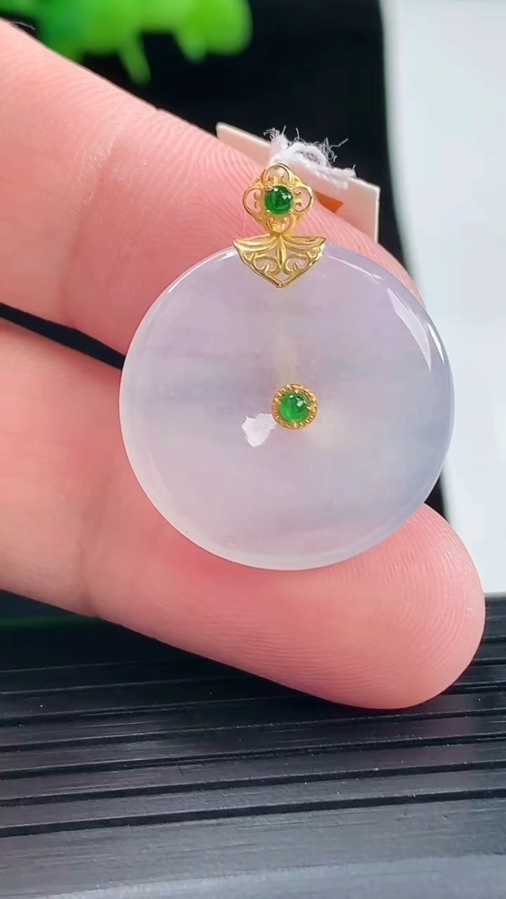 天然A货翡翠平安扣吊坠，尺寸22.6-3.5重量:4.29g
5月11日