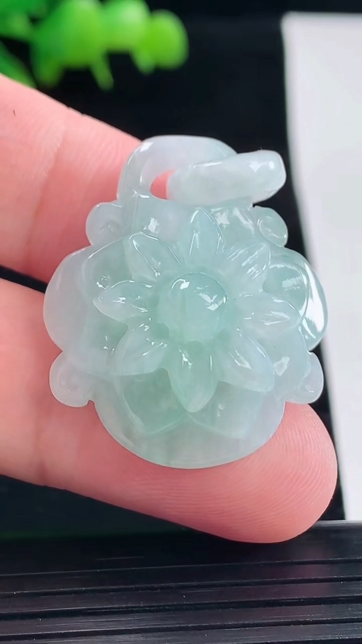天然A货翡翠和和美美 荷花吊坠，尺寸33-28-12重量:12.36g
5月11日