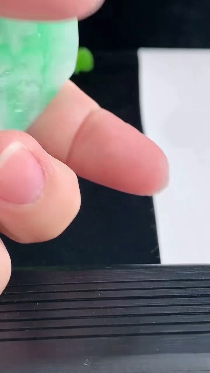 天然A货翡翠山水牌吊坠，尺寸57-39-5.5重量:29.76g
5月11日