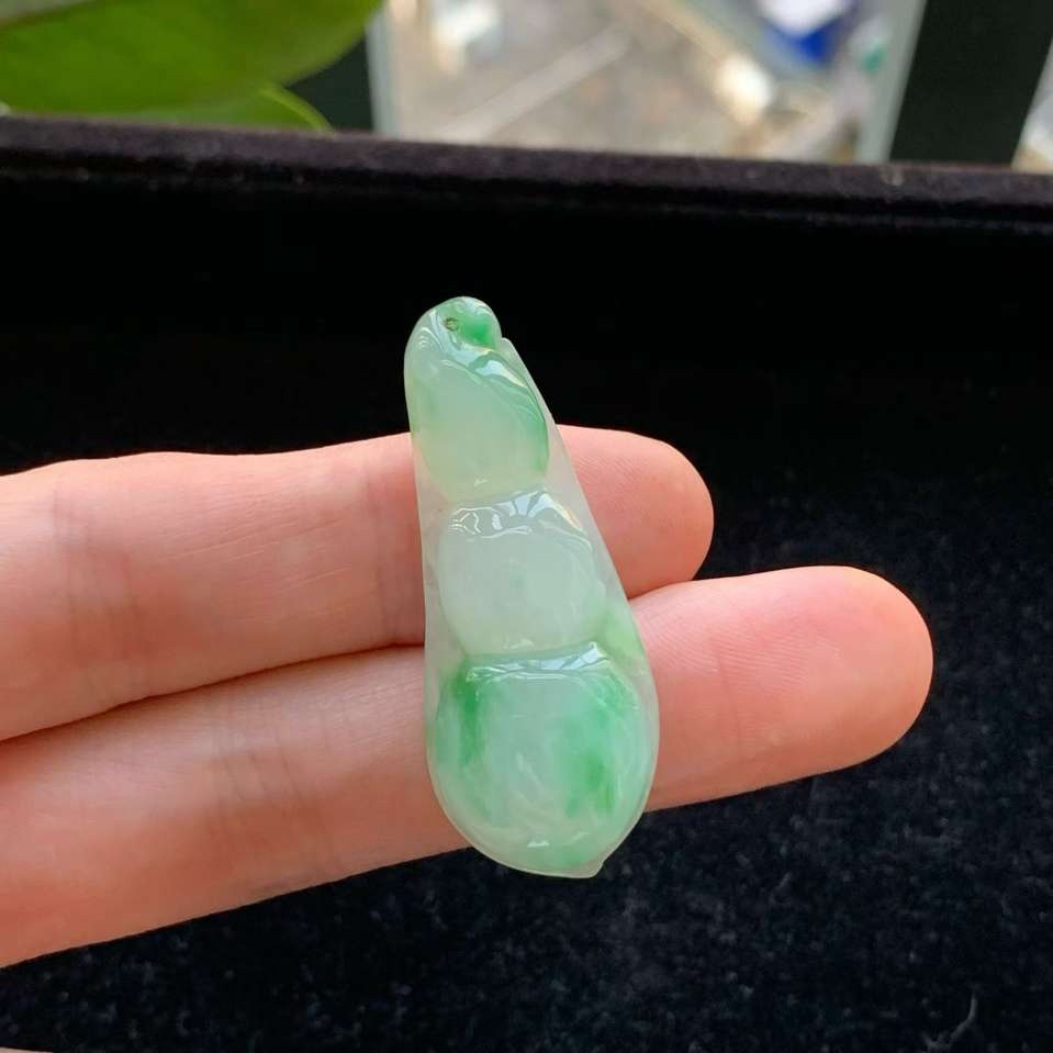 A货天然翡翠冰糯种飘绿福豆吊坠重量8.19g
5月11日