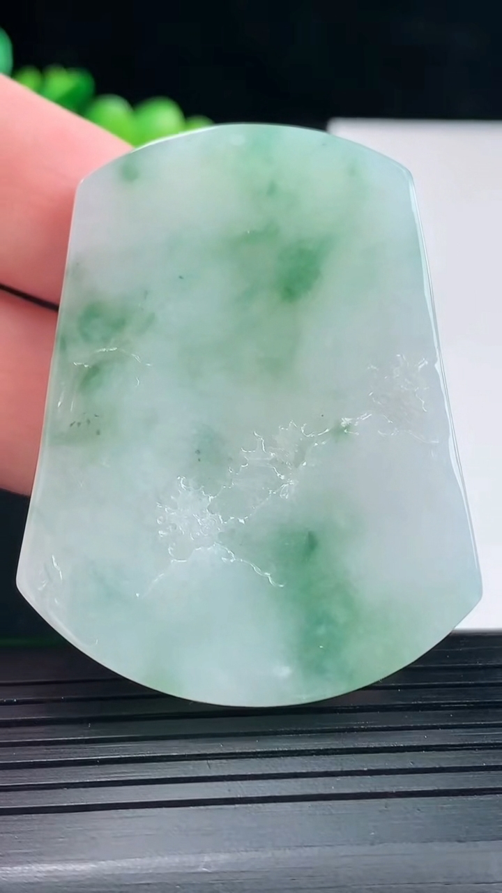 天然A货翡翠牌吊坠，尺寸53.5-41.5-7重量:37.40g
5月11日
