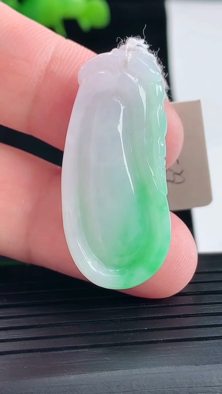 天然A货翡翠福瓜吊坠，尺寸37-16.8-7.2重量:8.81g
5月11日