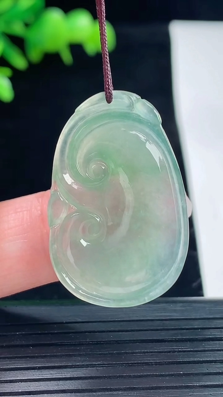 天然A货翡翠如意吊坠，尺寸33-21-4重量:5.45g
5月11日