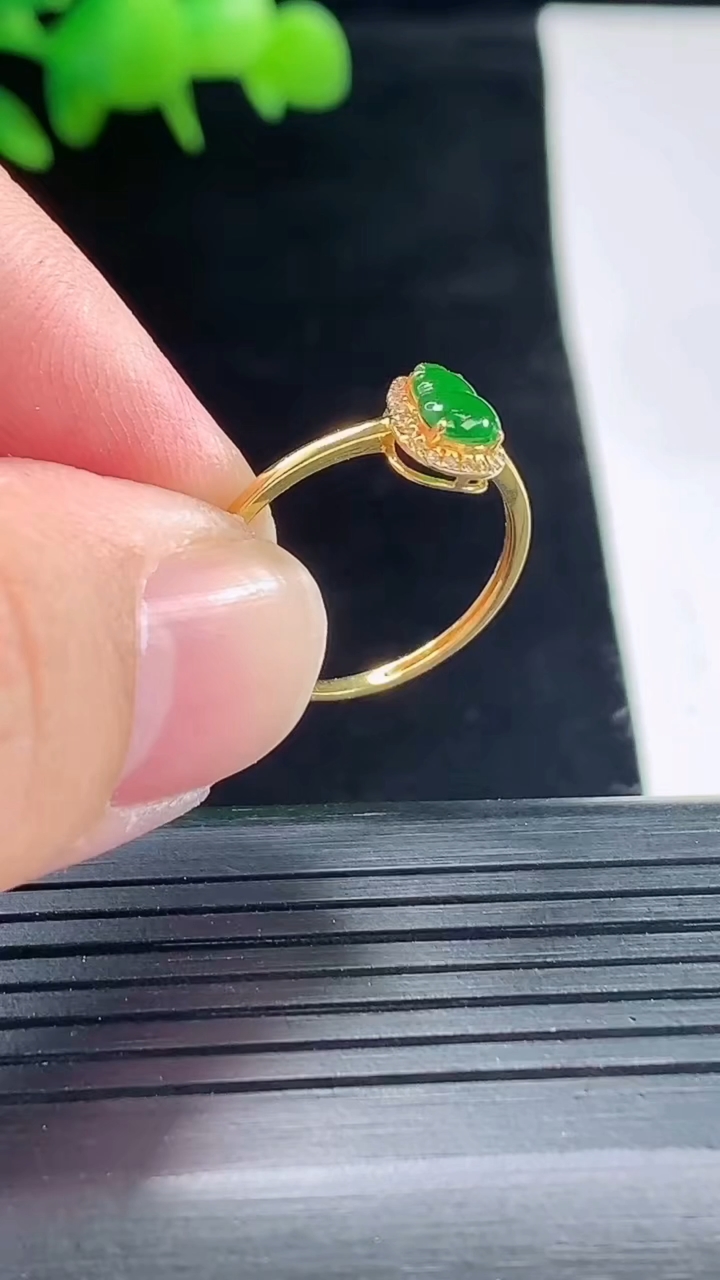 天然A货翡翠葫芦戒指，尺寸17-6.5-4-4.2重量:0.80g2026年5月11日
工厂直销收藏佳品,种好水足，色泽均匀，有种有色，上手高大气！