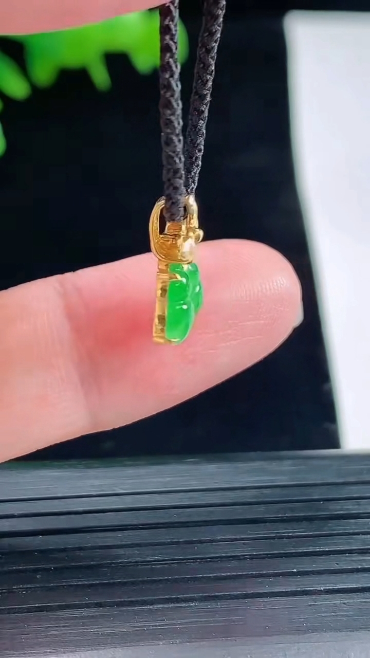 天然A货翡翠葫芦吊坠，尺寸14.2-11-3，裸石7-5重量:0.99g
5月11日