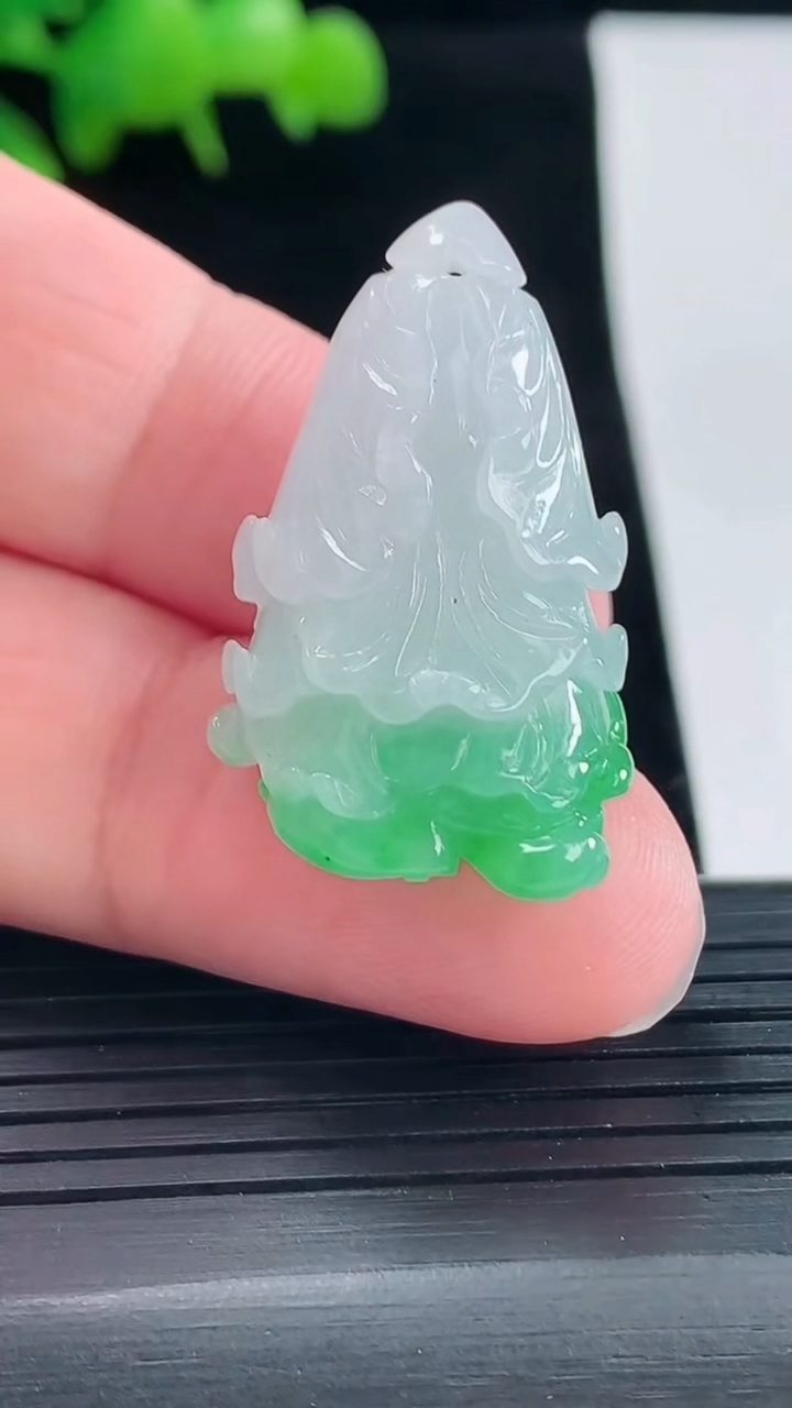 天然A货翡翠白菜吊坠，尺寸31-19.5-12.5重量:10.05g
5月11日