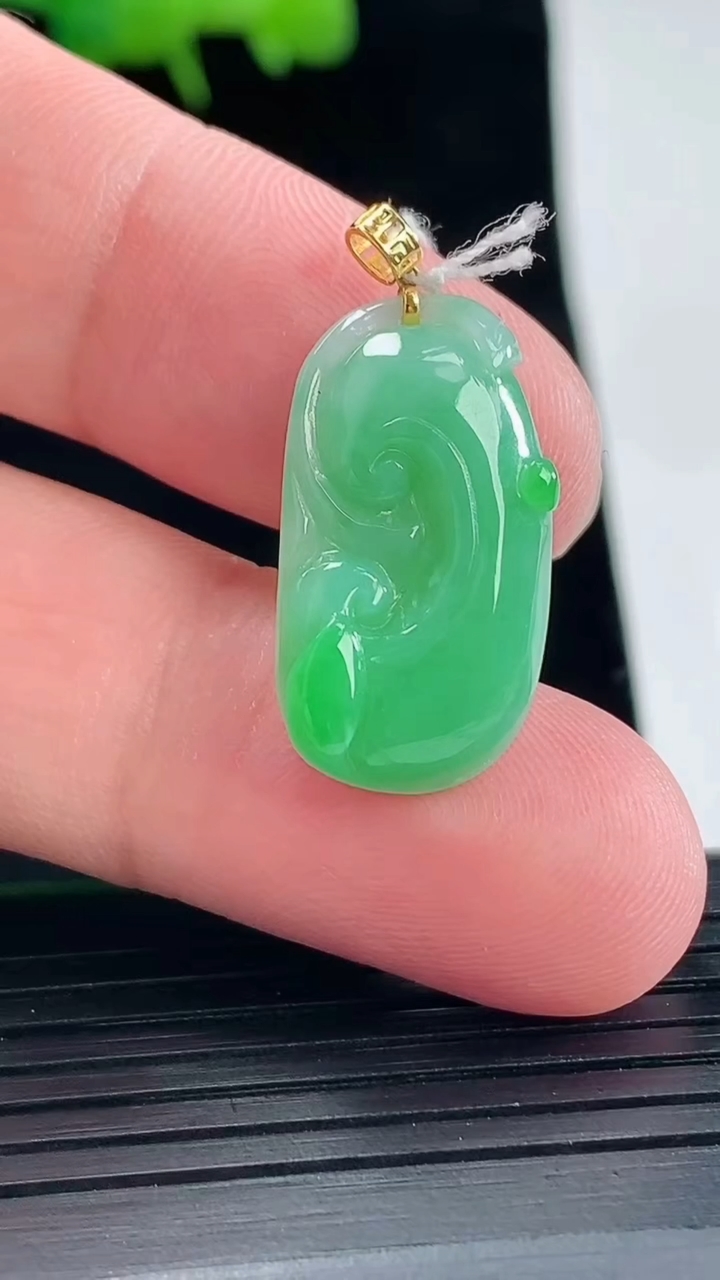 天然A货翡翠如意吊坠，尺寸23.6-13-5.5重量:2.83g
5月11日