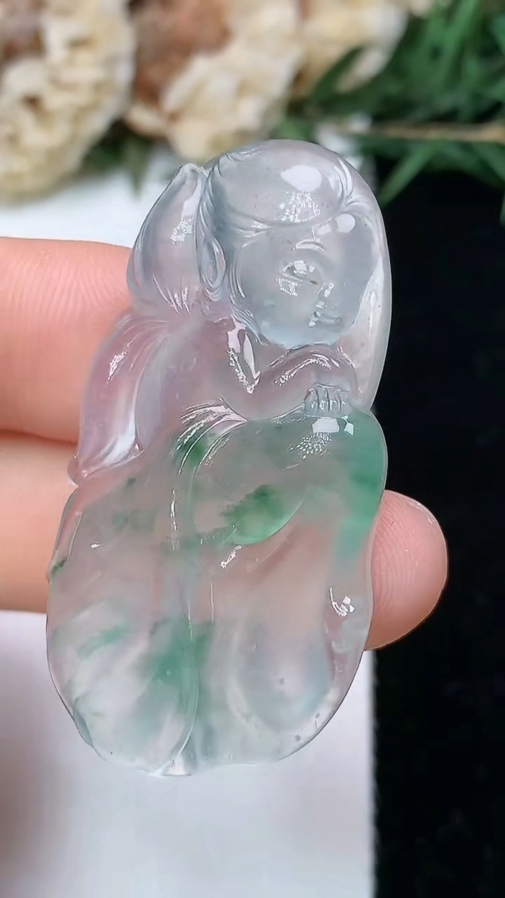 天然A货翡翠飘花花仙子吊坠，尺寸40.9-22.2-5.6，重量:9.59g
5月11日