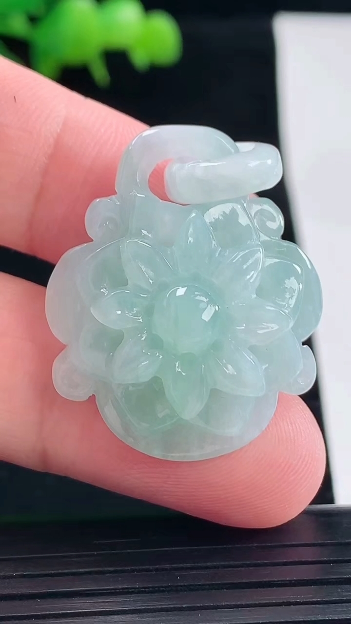天然A货翡翠和和美美 荷花吊坠，尺寸33-28-12重量:12.36g
5月11日