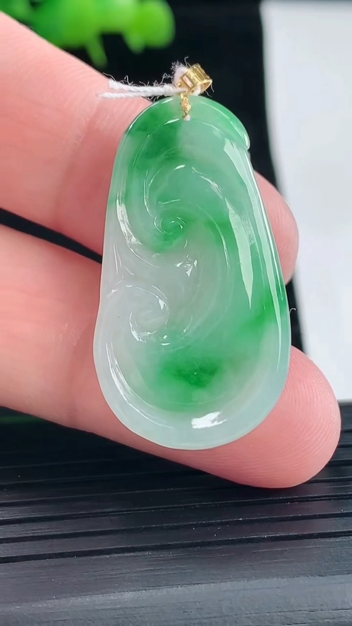 天然A货翡翠如意吊坠，尺寸36-19.5-5.2重量:6.53g
5月11日