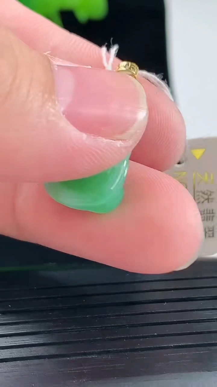 天然A货翡翠如意吊坠，尺寸23.6-13-5.5重量:2.83g
5月11日