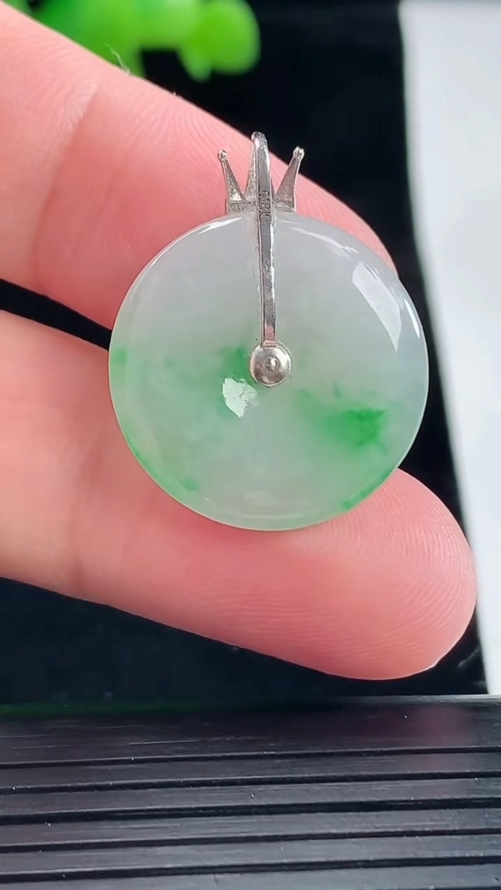 天然A货翡翠平安扣吊坠，尺寸21-3.5重量:3.65g
5月11日