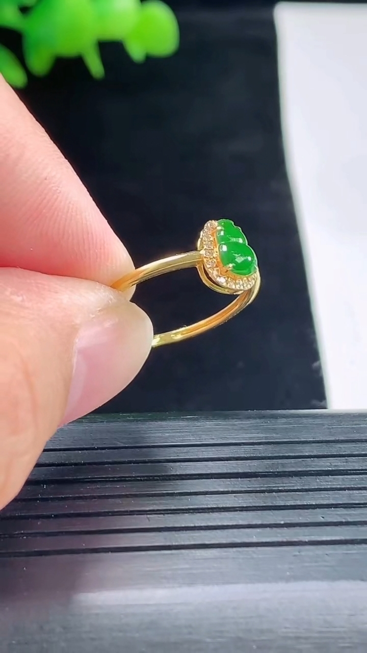天然A货翡翠葫芦戒指，尺寸17-6.5-4-4.2重量:0.80g2026年5月11日
工厂直销收藏佳品,种好水足，色泽均匀，有种有色，上手高大气！