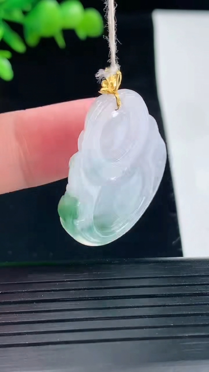 天然A货翡翠18k金飘花佛公吊坠，尺寸29-31-6重量:8.59g
5月11日