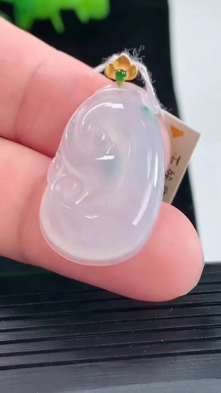 天然A货翡翠种飘花如意吊坠，尺寸30-18-3.8重量:4.06g
5月11日